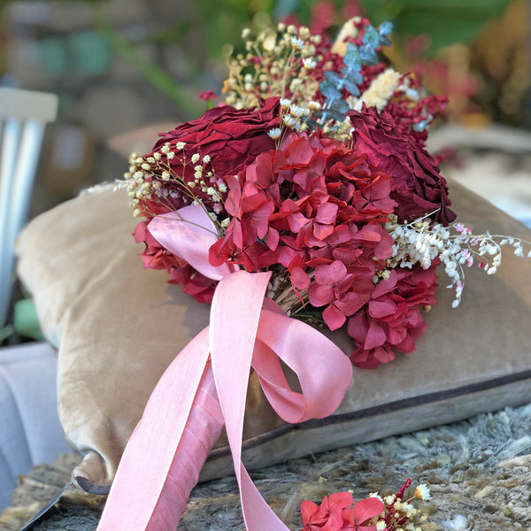 Ramo de novia flor preservada rosas granates